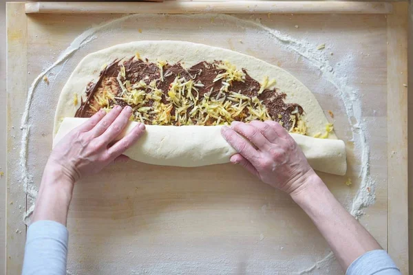 Pasta doldurma bir kakao ile Maya, pişirme - hamur ilerleyin