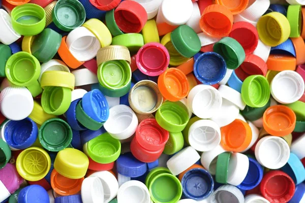 Plastik şişe üzerindeki renkli kapak sıfır atık geri dönüşümü