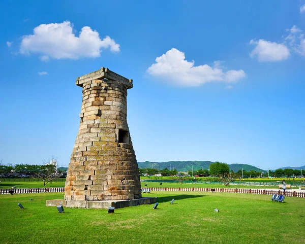 Cheomseongdae Asya'nın en eski astronomik Gözlemevi. Daereungwon mezar kompleksi Gyeongju, Güney Kore.                               