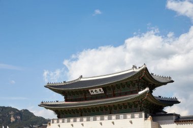 Gwanghwamun Gyeongbok Sarayı'nın ana kapısıdır.