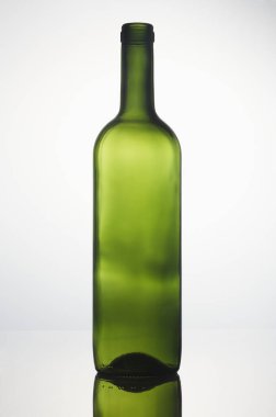 Gri arka planda cam şişe. 