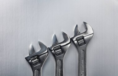 Gri arkaplanda İngiliz anahtarı.