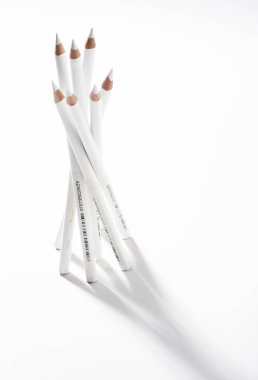 Beyaz arkaplanda renkli kalem.