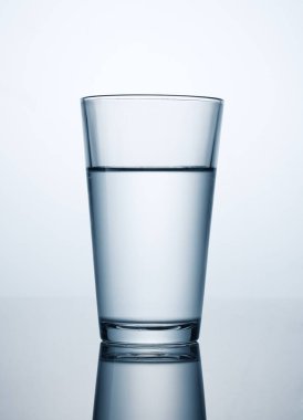 Beyaz arka planda şarap kadehi.