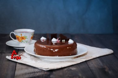 Siyah bir masanın üstünde, beyaz bir tabağın üzerindeki keten bir peçetenin üzerinde, 