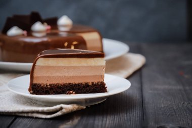 Keten peçetedeki koyu bir masanın üstünde, bir çay kompozisyonu: sa.