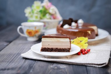 Keten peçetedeki koyu bir masanın üstünde, bir çay kompozisyonu: sa.