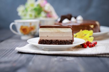 Keten peçetedeki koyu bir masanın üstünde, bir çay kompozisyonu: sa.