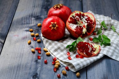 Kırmızı nar, kırık ve parlak şeffaf taneler.