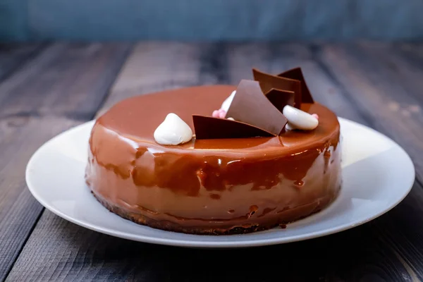 Uma grande porção de um bolo de chocolate brilhante com camadas brilhantes de — Fotografia de Stock