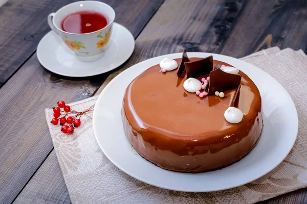 Auf einer dunklen Tischplatte, auf einer Serviette aus Leinen auf einer weißen Schale, — Stockfoto