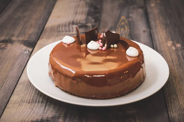 Ein großer Teil eines schokoladenglänzenden Kuchens mit hellen Schichten von — Stockfoto