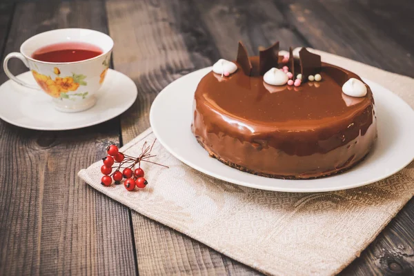 Auf einer dunklen Tischplatte, auf einer Serviette aus Leinen auf einer weißen Schale, — Stockfoto