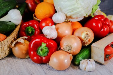 Hafif tezgahın arka planına yakın plan soğan şalgam, sarımsak, kırmızı biber. Hayat, taze sebzelerin bileşimi..