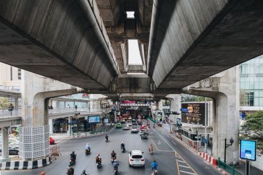Bangkok, Tayland - 12 Aralık 2017: Arabalar ve motosikletler Road Bangkok, Tayland