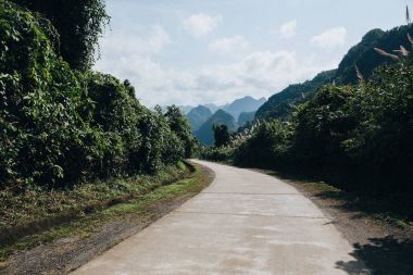 Phong Nha Ke Bang Milli Parkı, Vietnam, güzel dağlarda kırsal yol