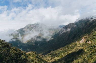 dağlar ve bulutlu gökyüzü Sa PA, Vietnam yeşil bitki örtüsü ile güzel manzara 