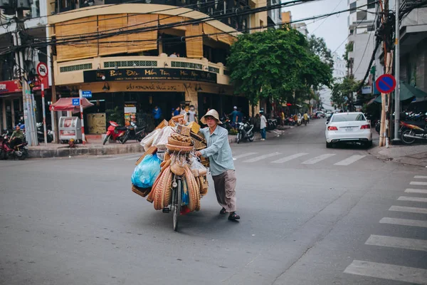 Hombre con bicicleta — Foto de Stock