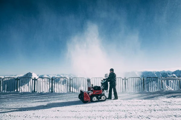 Snö blåsmaskin — Stockfoto