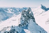 wunderschöne schneebedeckte Berggipfel im Skigebiet Mayrhofen, Österreich
