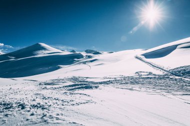 güzel kış karla kaplı dağlar, güneşli bir gün, mayrhofen Kayak alanı, Avusturya 