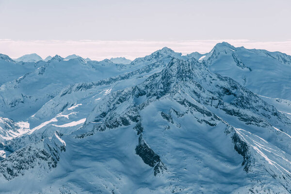 Majestic view with snow-capped mountains in mayrhofen, austria — Stock Image Majestic View Snow Capped Mountains Mayrhofen Austria — Stock Photo, Image