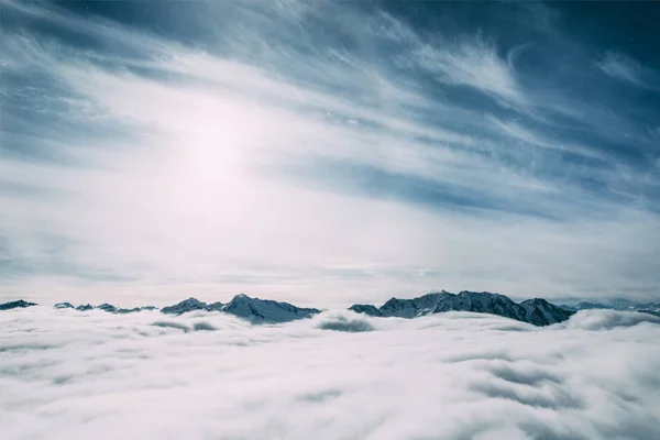 Picos y nubes — Foto de Stock