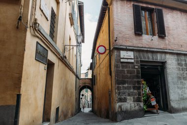 narrow street clipart