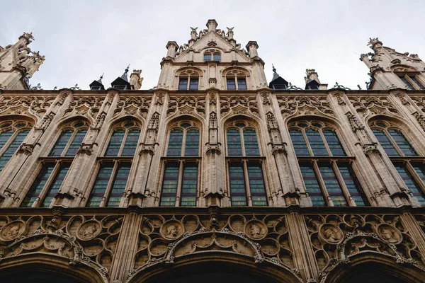 Gebäude mit Skulpturen — Stockfoto