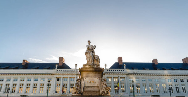 Статуя патрии
