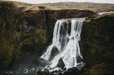 muhteşem Fagrifoss şelale ve İzlanda kayalarda havadan görünümü