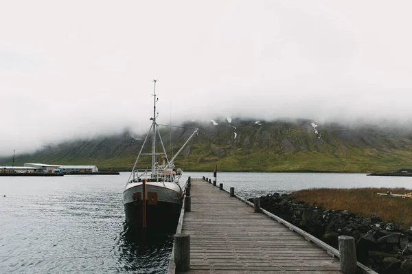 Yacht at pier — Stock Photo, Image