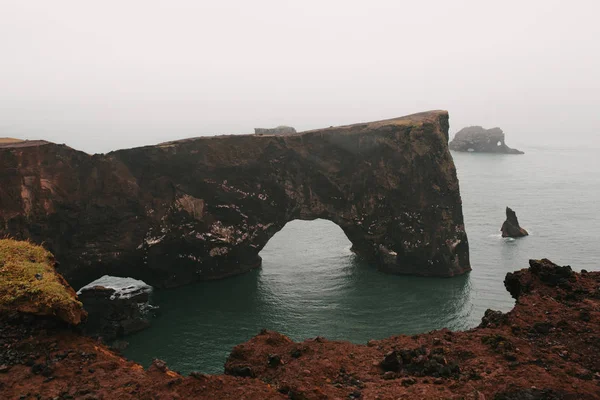 Скалы в океане — стоковое фото