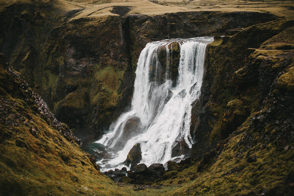 водопад и скалы
