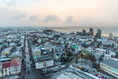Reykjavik, İzlanda - 03 Ocak, 2017: trafik ve Binalar Reykjavik, İzlanda ile kentsel sokakların havadan görünümü