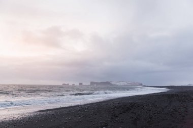 dalgalı Denizi ve kayalıklarla, vik dyrholaey, reynisfjara beach, İzlanda ile görkemli sahil