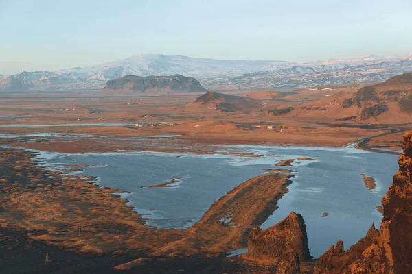 Hermoso Paisaje Icelandés Con Colinas Rocosas Agua Edificios —  Fotos de Stock