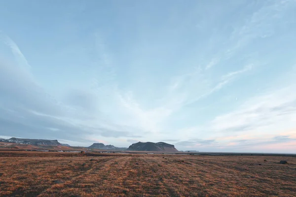 Hermoso Paisaje Icelandés Con Llanura Cubierta Hierba Montañas Rocosas —  Fotos de Stock