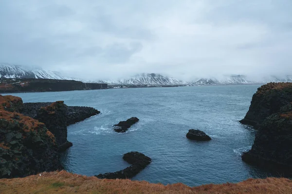 Majestuoso Paisaje Con Fiordo Escénico Montañas Rocosas Nieve Iceland — Foto de Stock