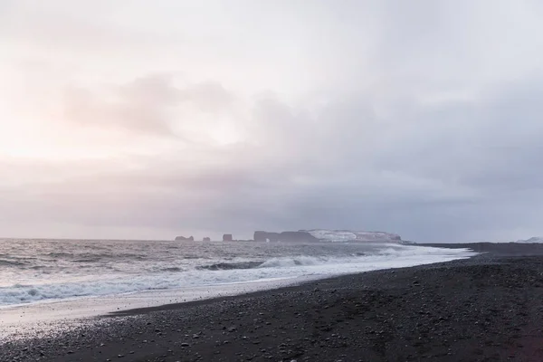 Majestueux Littoral Avec Mer Ondulée Falaises Vik Dyrholaey Plage Reynisfjara — Photo