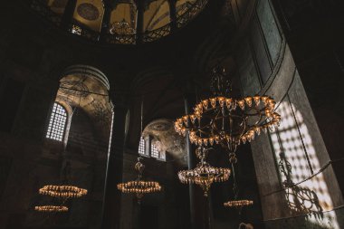 Istanbul, Türkiye - 09 Ekim 2015: düşük açılı görünümü Süleymaniye Camisi avizeler