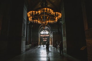 Istanbul, Türkiye - 09 Ekim 2015: avize Süleymaniye Camii altında yürüyen turist