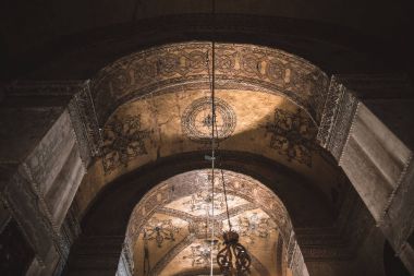 Istanbul, Türkiye - 09 Ekim 2015: düşük açılı görünüş Arch ışıklı Süleymaniye Camii