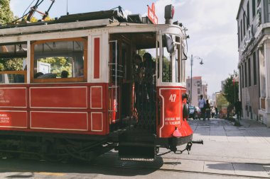 Istanbul, Türkiye - 09 Ekim 2015: vintage kırmızı tramvay insanlarda