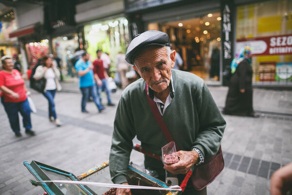 седой мужчина
