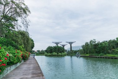 Singapur - 19 Ocak 2016: doğal görünümü şehir nehir ve metal anıtlar