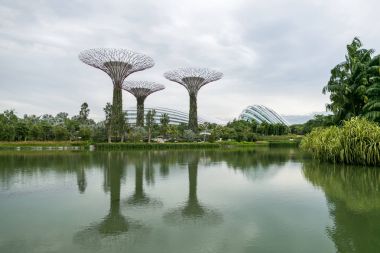 SINGAPORE - JAN 19, 2016: scenic view of metal monuments and city river clipart