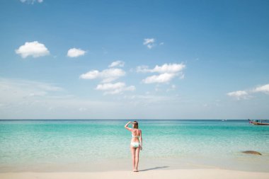 Phuket, Tayland - 20 Aralık 2015: Back view kadının içinde bikini uzak duran sahil şeridi üzerinde seyir.