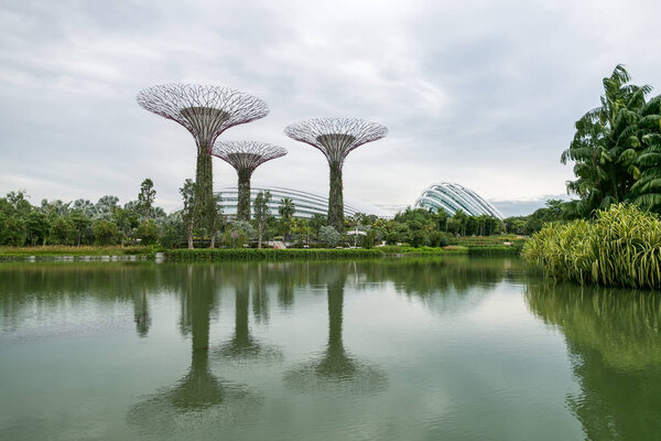 SINGAPORE - JAN 19, 2016: scenic view of metal monuments and city river