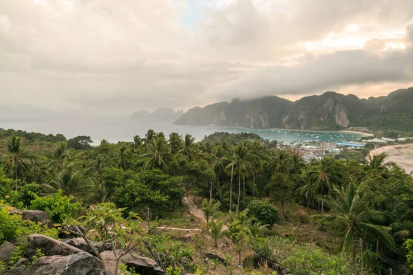 Piękny Malowniczy Widok Rośliny Zielone Pochmurnego Nieba Wyspy Phi Phi — Zdjęcie stockowe